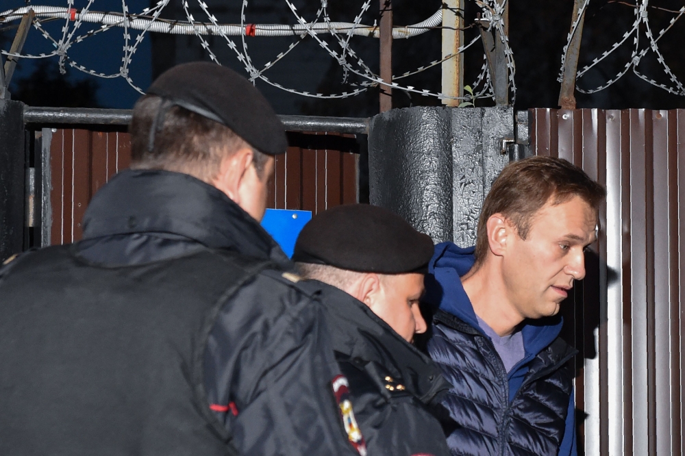 Russian police officers detain opposition leader Alexei Navalny outside the detention centre in Moscow on September 24, 2018.  AFP / Vasily MAXIMOV