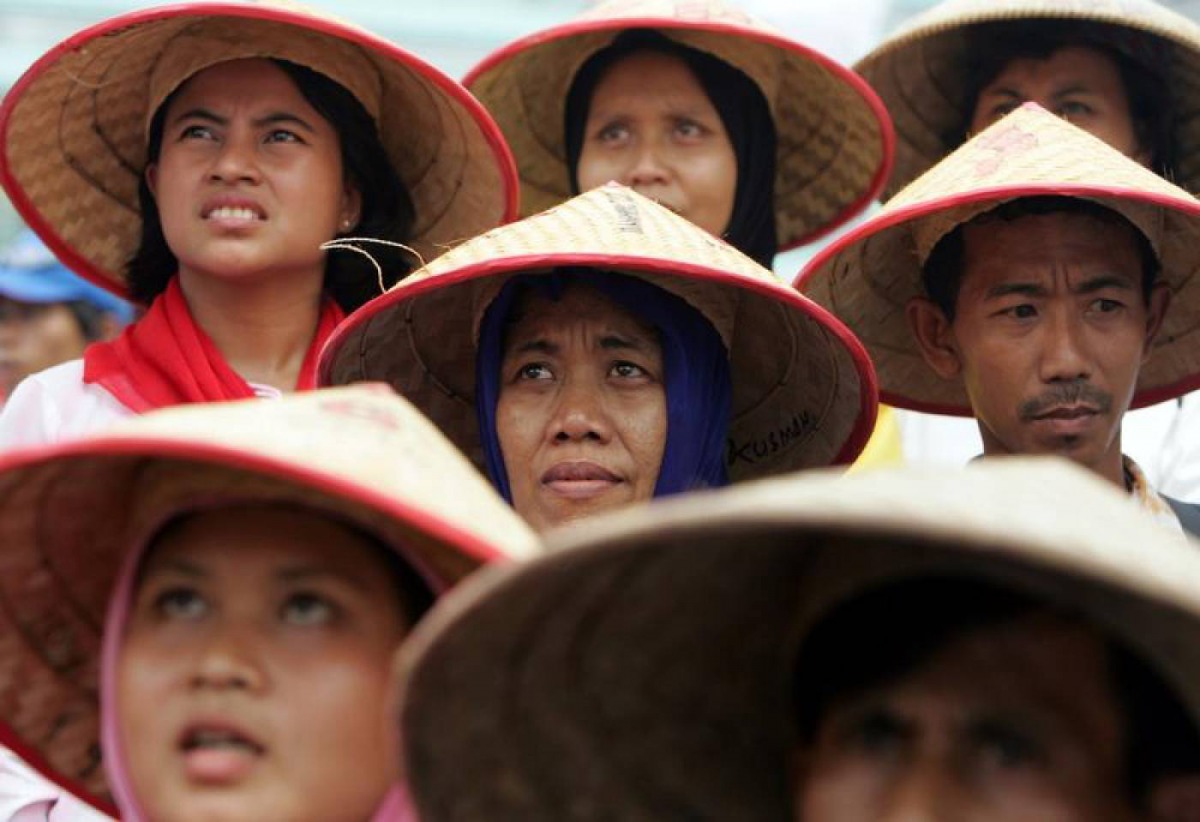 Indonesian farmers attend a large protest over land reform and other agricultural issues in central Jakarta June 8, 2004. Reuters/Darren Whiteside