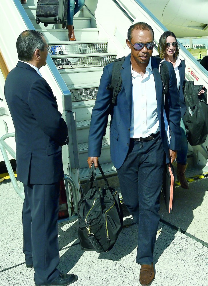 US golfer Tiger Woods (C) arrives at Paris Charles de Gaulle airport in Roissy on September 24, 2018 ahaed of the 42nd Ryder Cup. AFP / Franck Fife 