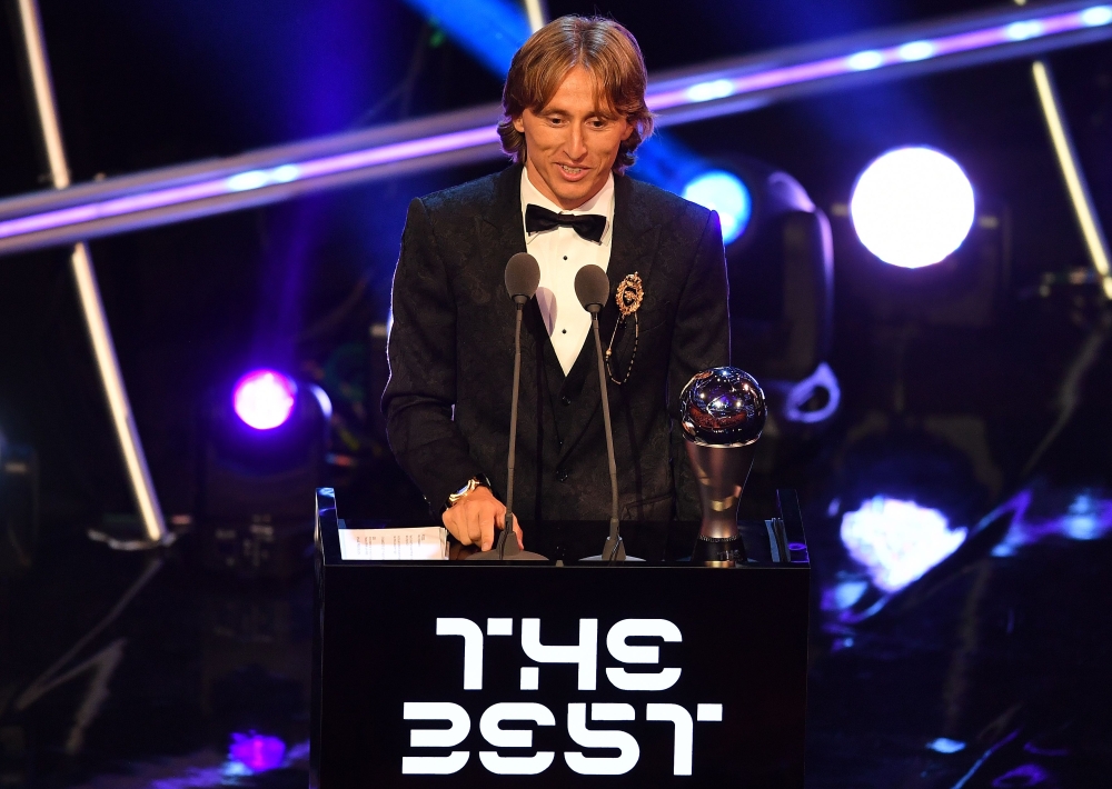 Real Madrid and Croatia midfielder Luka Modric speaks after winning the trophy for the Best FIFA Men's Player of 2018 Award during The Best FIFA Football Awards ceremony, on September 24, 2018 in London. / AFP / Ben STANSALL