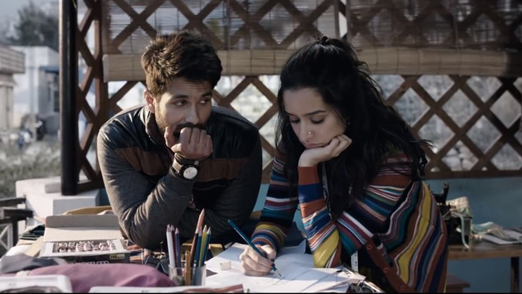 Still of the actors Shahid Kapoor (L) and Shraddha Kapoor from the movie Batti Gul Meter Chalu