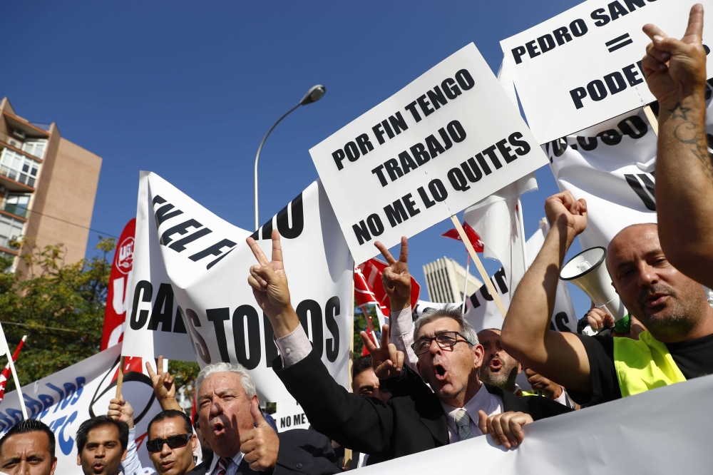 Drivers from shared-ride services Uber and Cabify attend a demonstration in Madrid as part of a strike to protest a law that aims to regulate shared-ride services in Madrid, Spain, September 27, 2018. REUTERS/Juan Medina