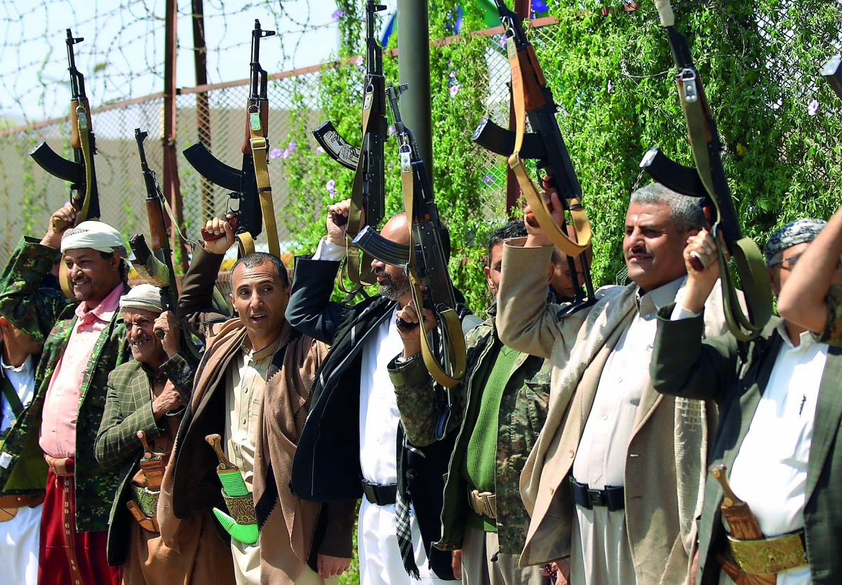 Tribal gunmen loyal to the Huthi movement brandish their weapons during a gathering in Sanaa to show support to the Shiite Huthi militia against the Saudi-led intervention i in the capital Sanaa on September 27, 2018. AFP / Mohammed Huwais
