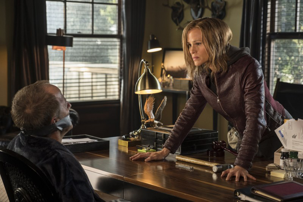 Still of the actress Jennifer Garner (R) from the movie Peppermint.