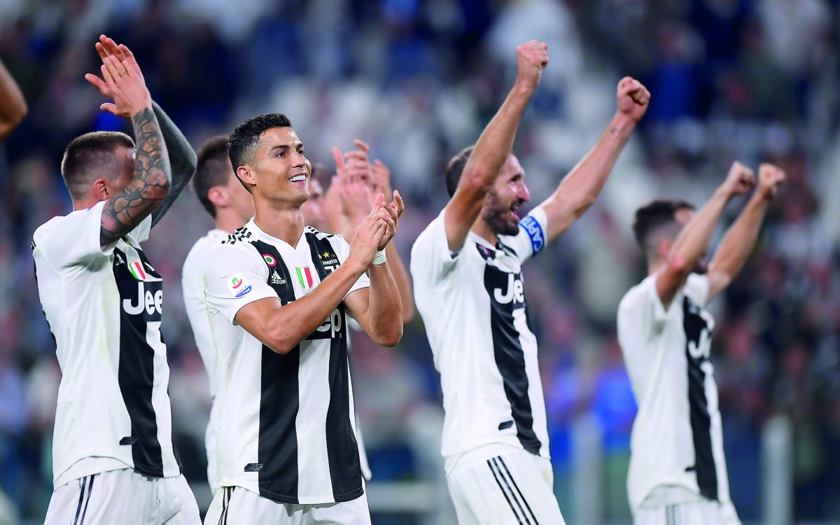 Juventus' Cristiano Ronaldo applauds fans after the match with team mates. Reuters/Alberto Lingria 
