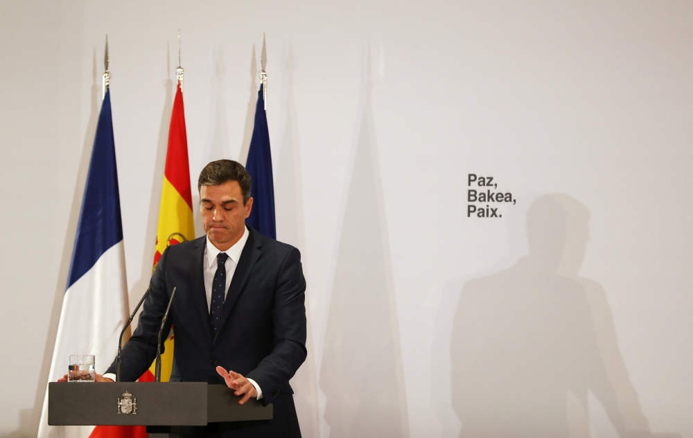 Spanish Prime Minister Pedro Sanchez gestures as he speaks during an event to acknowledge both countries' collaboration in the fight against terrorism at Moncloa Palace in Madrid, Spain October 1, 2018. REUTERS/Susana Vera