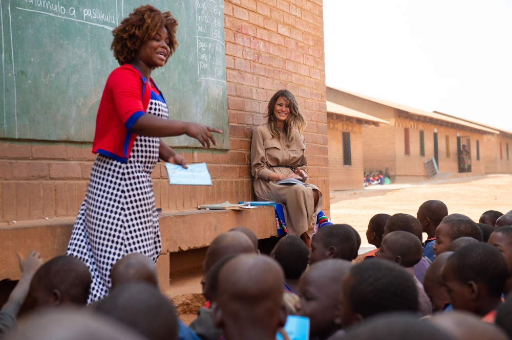 US First Lady Melania Trump visits Chipala Primary School in Lilongwe on October 4, 2018 during a 1-day visit in Malawi, part of her week long trip to Africa to promote her 'Be Best' campaign. / AFP / SAUL LOEB