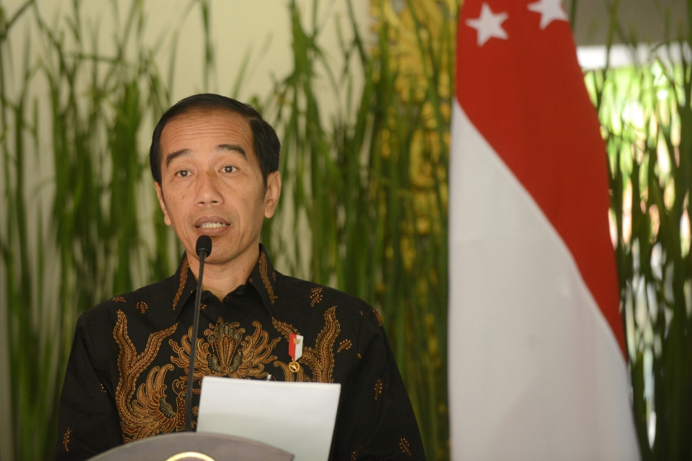 Indonesia president Joko Widodo speaks to journalist after bilateral meeting with Singapore during the International Monitary Fund (IMF) and World Bank annual meetings in Nusa Dua, Indonesia, October 11, 2018. Sonny Tumbelaka/Pool via Reuters
 