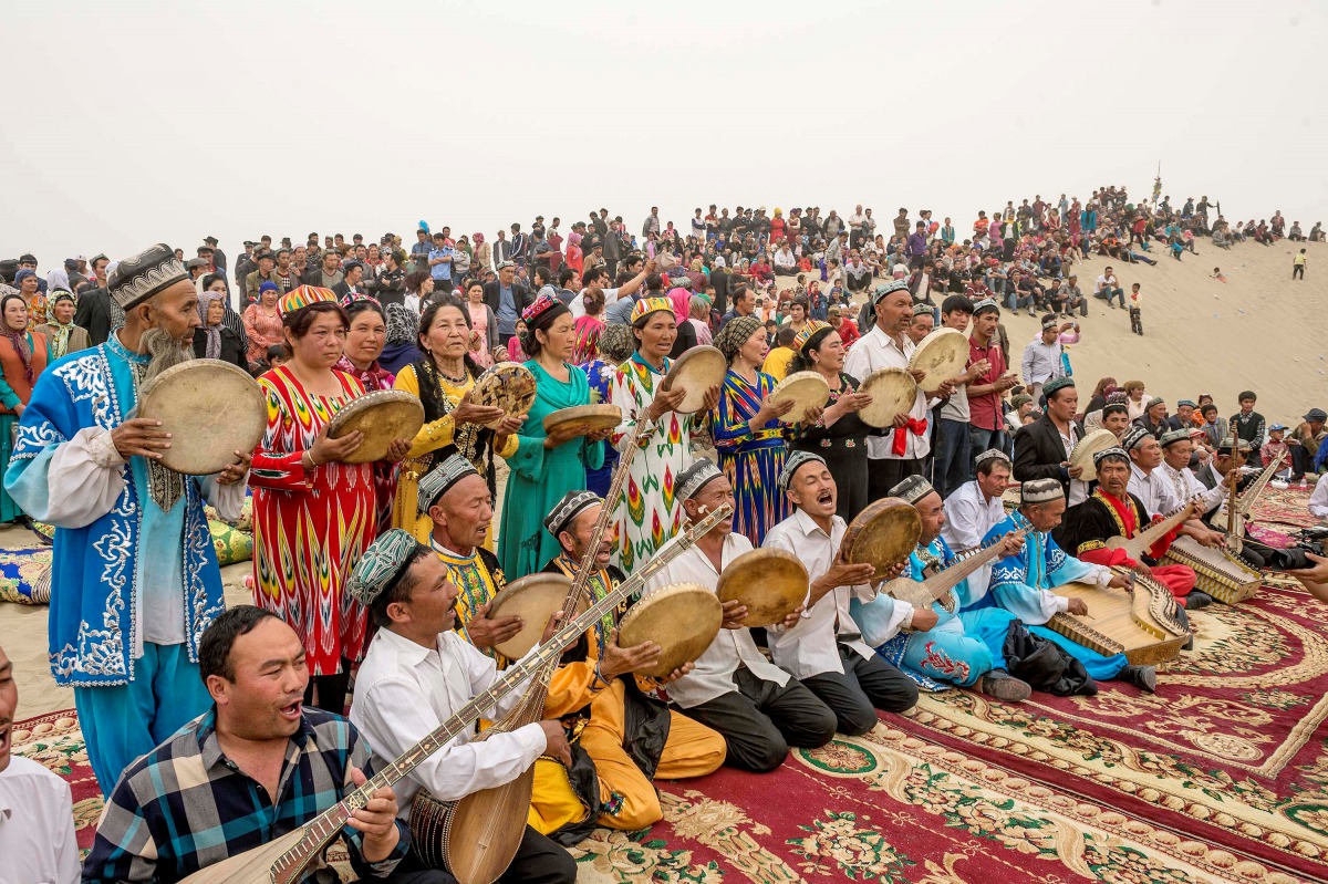 Folk artists play traditional music for tourists at Kashgar, Xinjiang Uighur Autonomous Region, China May 2, 2016. Reuters/Stringer