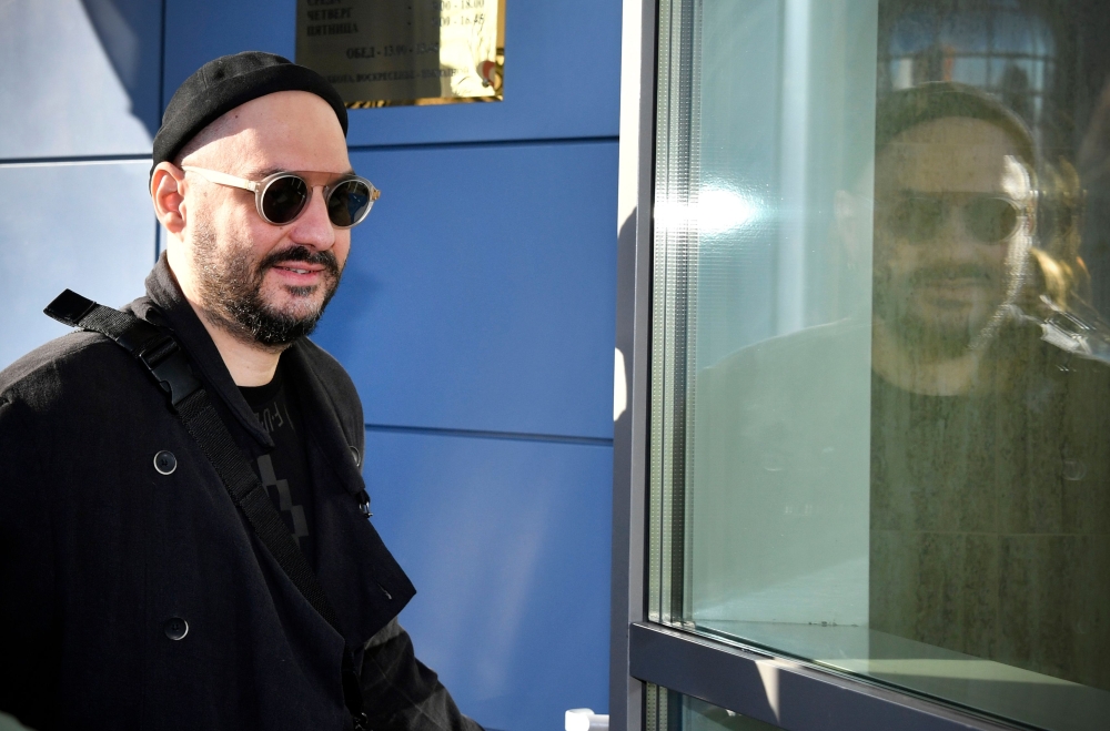 Russian stage and screen director Kirill Serebrennikov enters a courtyard in Moscow on October 17, 2018. The trial of Serebrennikov started more than a year after he was placed under house arrest in a controversial embezzlement probe. AFP / Alexander Neme