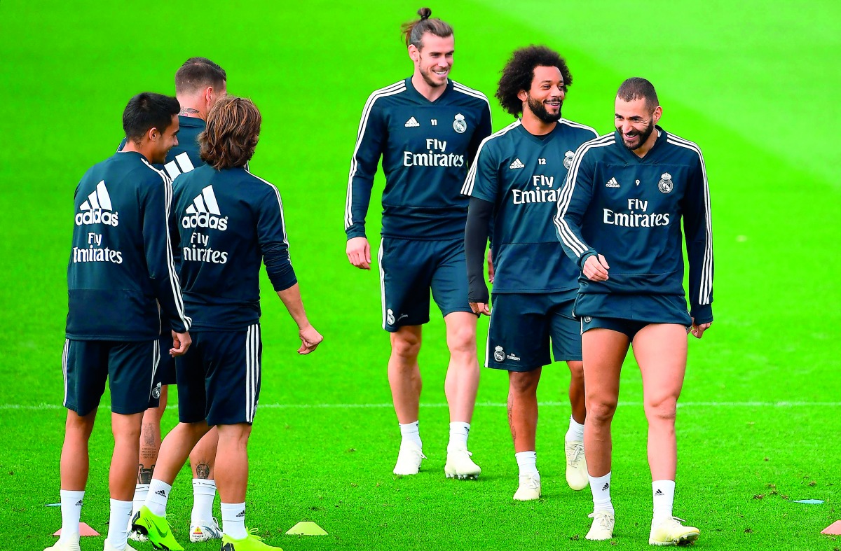 Real Madrid's French forward Karim Benzema (R), Real Madrid's Brazilian defender Marcelo (2R), Real Madrid's Welsh forward Gareth Bale (C) and teammates attend a training session at the Valdebebas training ground in Madrid on October 19, 2018.  AFP / Gabr