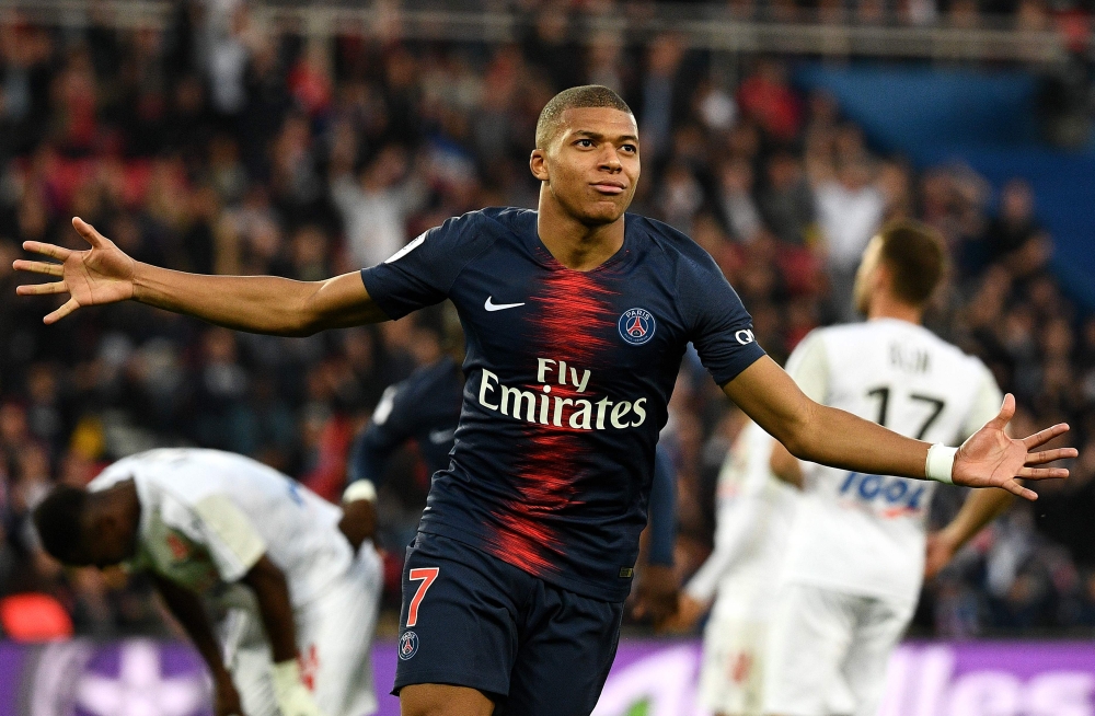 Paris Saint-Germain's French forward Kylian Mbappe celebrates scoring his team's fourth goal during the French L1 football match between Paris Saint-Germain (PSG) and Amiens at the Parc des Princes stadium in Paris on October 20, 2018.. / AFP / FRANCK FIF