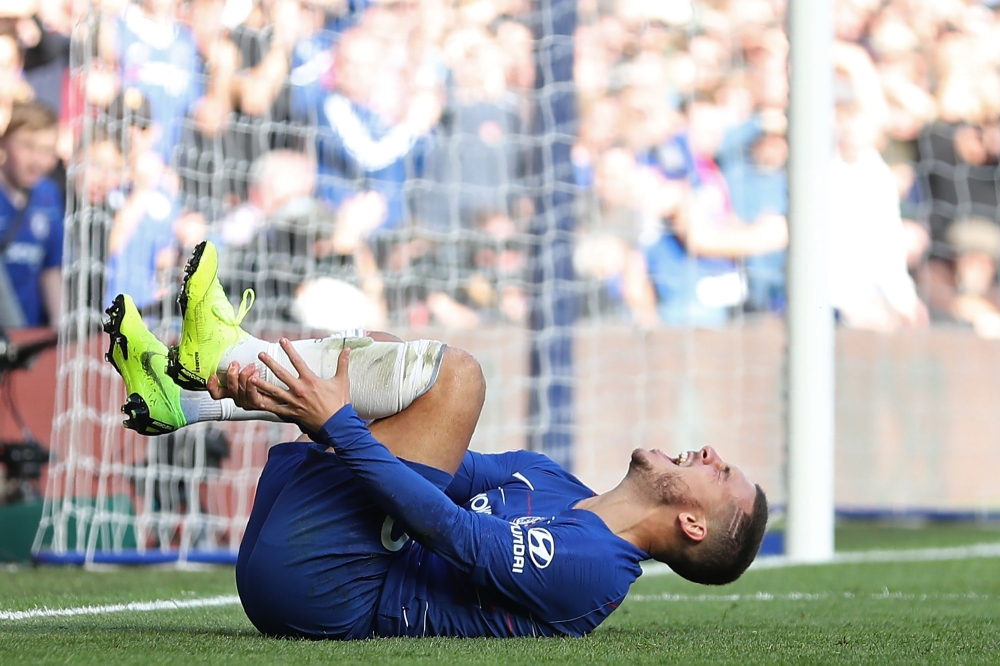 Chelsea's Belgian midfielder Eden Hazard picks up an injury during the English Premier League football match between Chelsea and Manchester United at Stamford Bridge in London on October 20, 2018. AFP / Daniel LEAL-OLIVAS