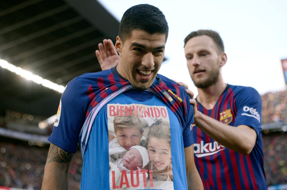 Barcelona's Uruguayan forward Luis Suarez celebrates a goal during the Spanish league football match between FC Barcelona and Real Madrid CF at the Camp Nou stadium in Barcelona on October 28, 2018. / AFP / Josep LAGO