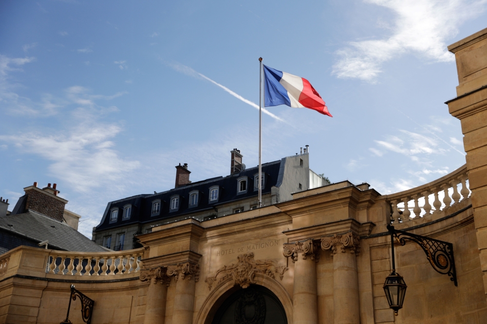The French national flag flutters in the wind at the entrance of the Hotel Matignon, in Paris, on November 5, 2018.  AFP / Thomas Samson 
