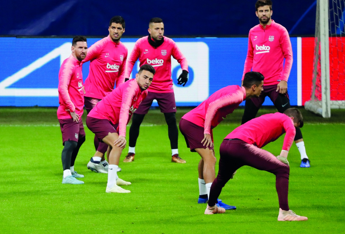 Barcelona's Lionel Messi, Luis Suarez and team mates during training. Reuters/Stefano Rellandini 