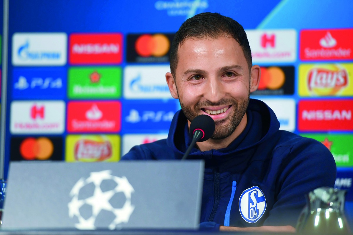 Schalke's German headcoach Domenico Tedesco attends a press conference on the eve of the UEFA Champions League group D football match Schalke 04 against Galatasaray Istanbul in Gelsenkirchen, western Germany on November 5, 2018. AFP / Patrik Stollarz
