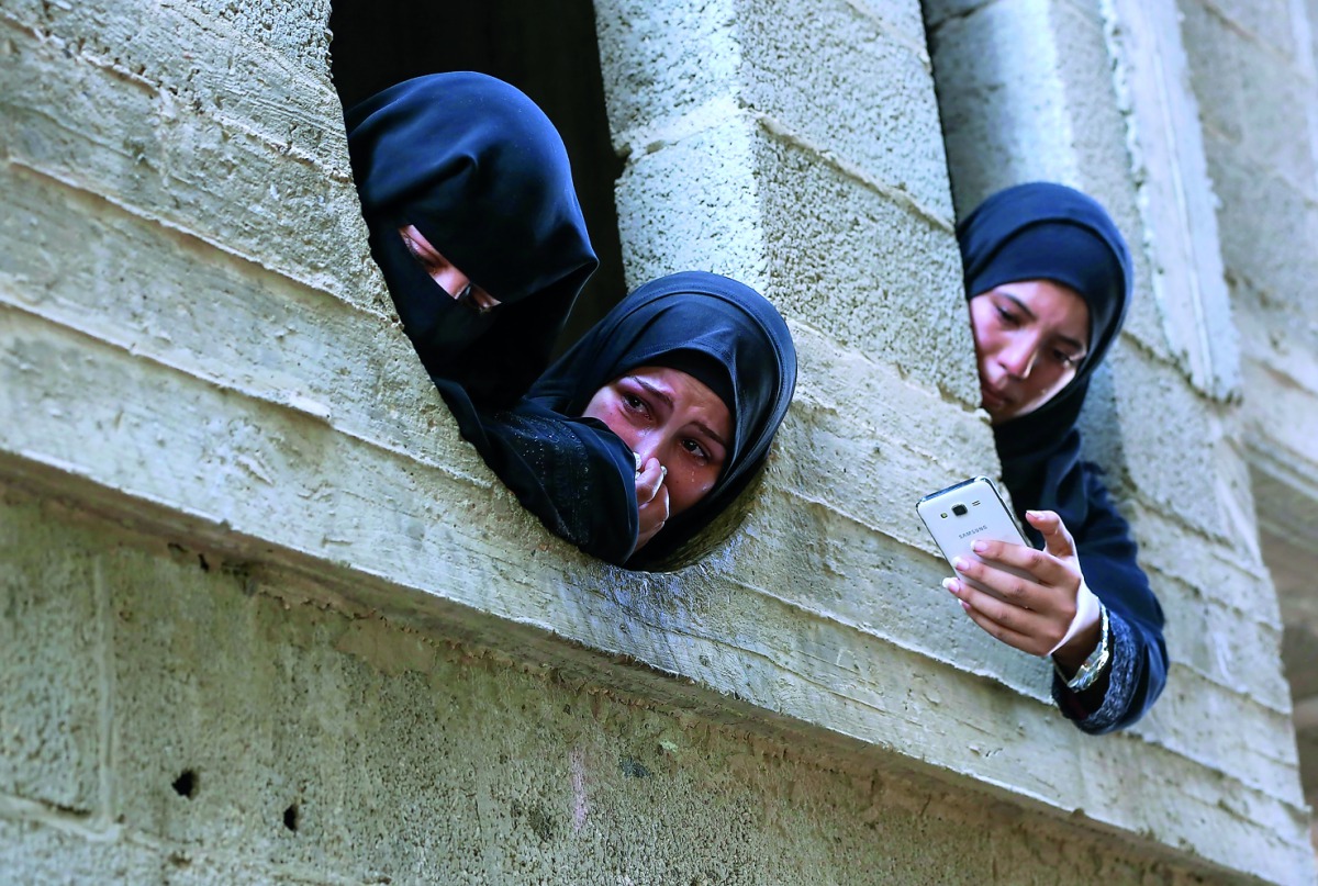 Palestinian relatives of fisherman Mustafa Abu Awda mourn during his funeral in Gaza city on November 8, 2018.  AFP / Mahmud Hams 

 