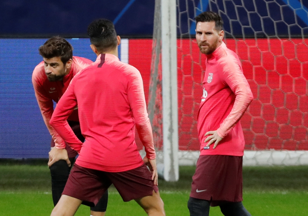 Barcelona's Lionel Messi and team mates during training REUTERS/Stefano Rellandini