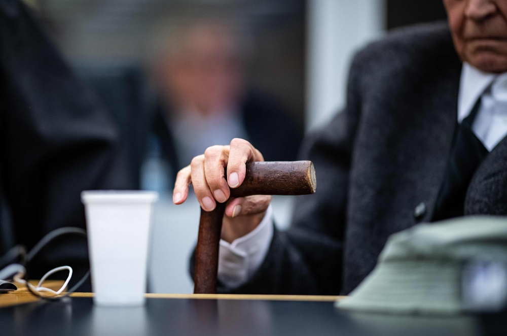 In this file photo taken on November 6, 2018 the 94-years-old defendant, a former SS guard, holds his walking stick as he has taken seat for his trial at the regional court in Muenster, western Germany. AFP / dpa / Guido Kirchner
 