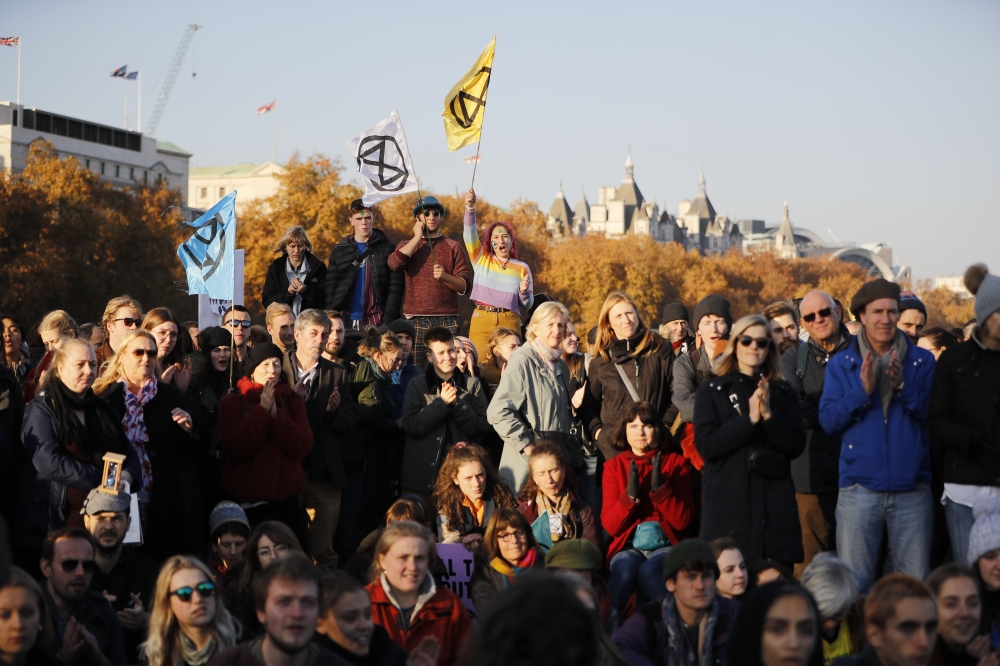 Demonstrators take part in a pro-environment protest blocking Westminster Bridge in central London on November 17, 2018, calling on the British government to take action on climate and ecological issues.  AFP / Tolga AKMEN
