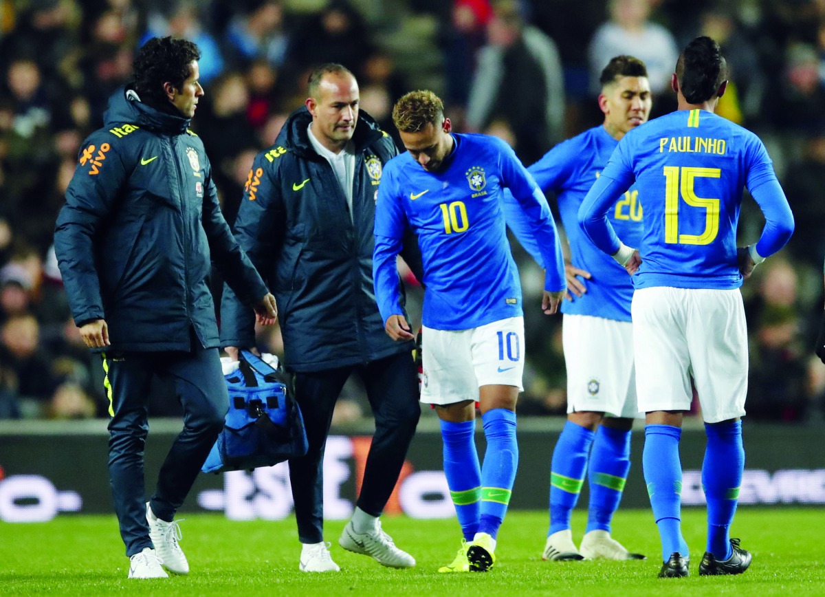 Neymar leaves the pitch after sustaining an injury. Reuters/Andrew Boyers