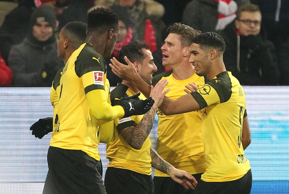 Dortmund's Spanish forward Paco Alcacer (C) is congratulated by teammates after scoring the 1-0 during the German first division Bundesliga football match between FSV Mainz 05 and Borussia Dortmund in Mainz, western Germany on November 24, 2018.  AFP / Da