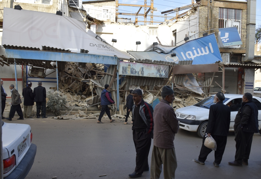 People are seen around the damaged buildings after 6.4 magnitude earthquake that hit western Iran near the border with Iraq, in Kermanshah, Iran on November 26, 2018. Stringer - Anadolu 

