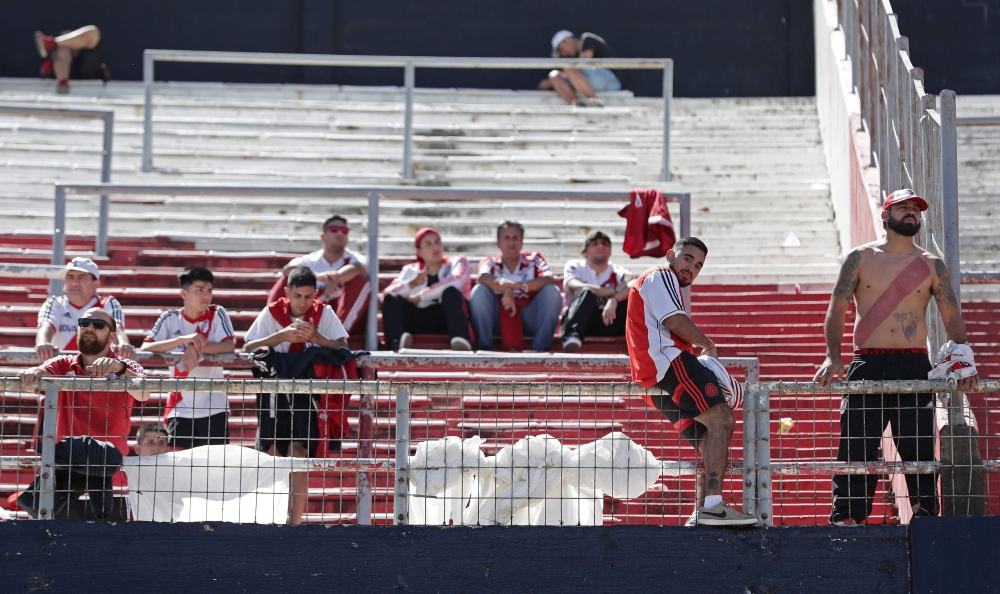 Supporters of River Plate are pictured at the Monumental stadium in Buenos Aires, after the all-Argentine Copa Libertadores second leg final match against Boca Juniors was postponed on November 25, 2018.  AFP / ALEJANDRO PAGNI