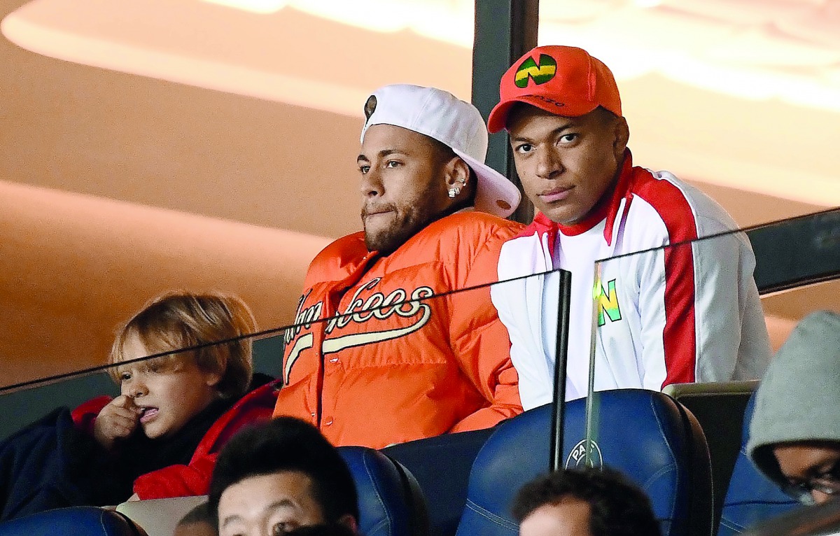  Paris Saint-Germain's Brazilian forward Neymar (L) and Paris Saint-Germain's French forward Kylian MBappe attend the French Ligue 1 football match between Paris Saint-Germain (PSG) and Toulouse (TFC) at the Parc des Princes stadium in Paris, on November 