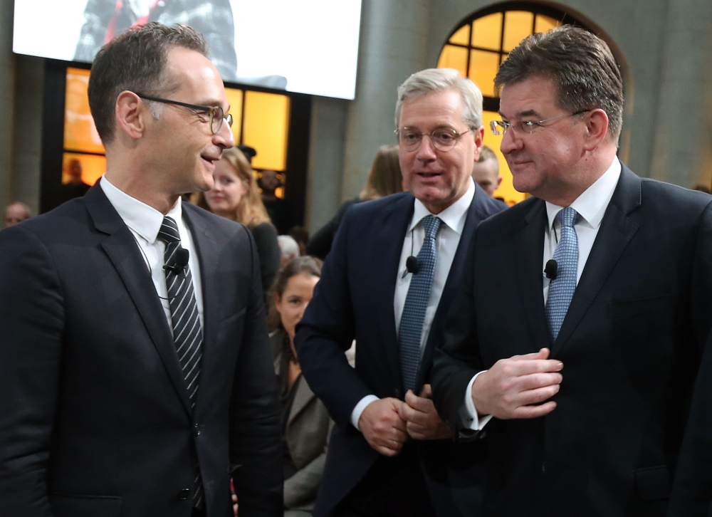 German Foreign Minister Heiko Maas (L) talks with his Slovakian counterpart Miroslav Lajc?k (R) as German politician Norbert Roettgen (C) looks on during the Berlin Foreign Policy Forum on November 27, 2018 at the K?rber Foundation in Berlin. AFP / Wolfga