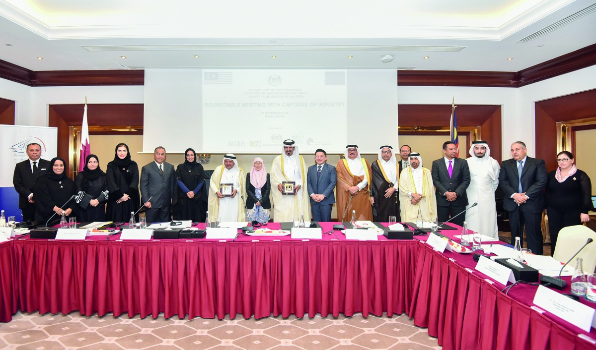 Members of the Qatari Businessmen Association (QBA) and Qatar Chamber and other prominent businessmen, standing for a group picture with the visiting Deputy Prime Minister of Malaysia, Wan Azizah Wan Ismail, and her accompanying ministerial delegation, in