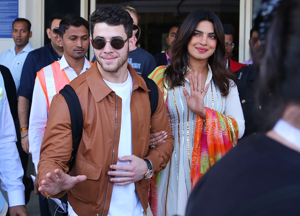Indian actress Priyanka Chopra (R) and US musician Nick Jonas (centre L) arrive in Jodhpur in the western Indian state of Rajasthan on November 29, 2018. Chopra and Jonas are set to be married in a series of ceremonies in Jodhpur. AFP / Sunil Verma 