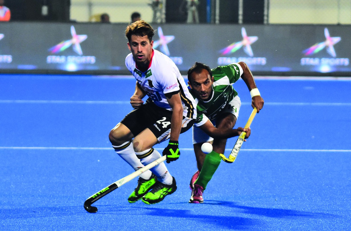 German player Benedikt Furk (L) and Pakistan player Umar Bhutta (R) fight for the ball during the field hockey group stage match between Germany and Pakistan at the 2018 Hockey World Cup in Bhubaneswar on December 1, 2018. AFP / Asit Kumar
