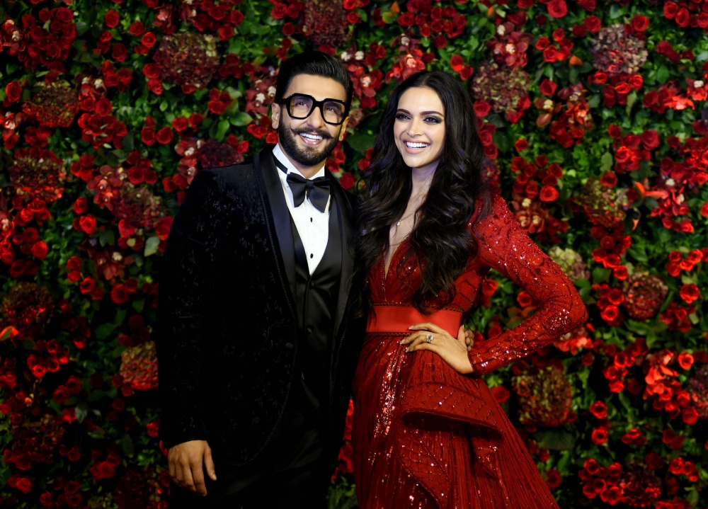 Indian Bollywood actors Ranveer Singh (L) and Deepika Padukone pose for a photograph during their wedding reception party in Mumbai late on December 1, 2018. / AFP / 