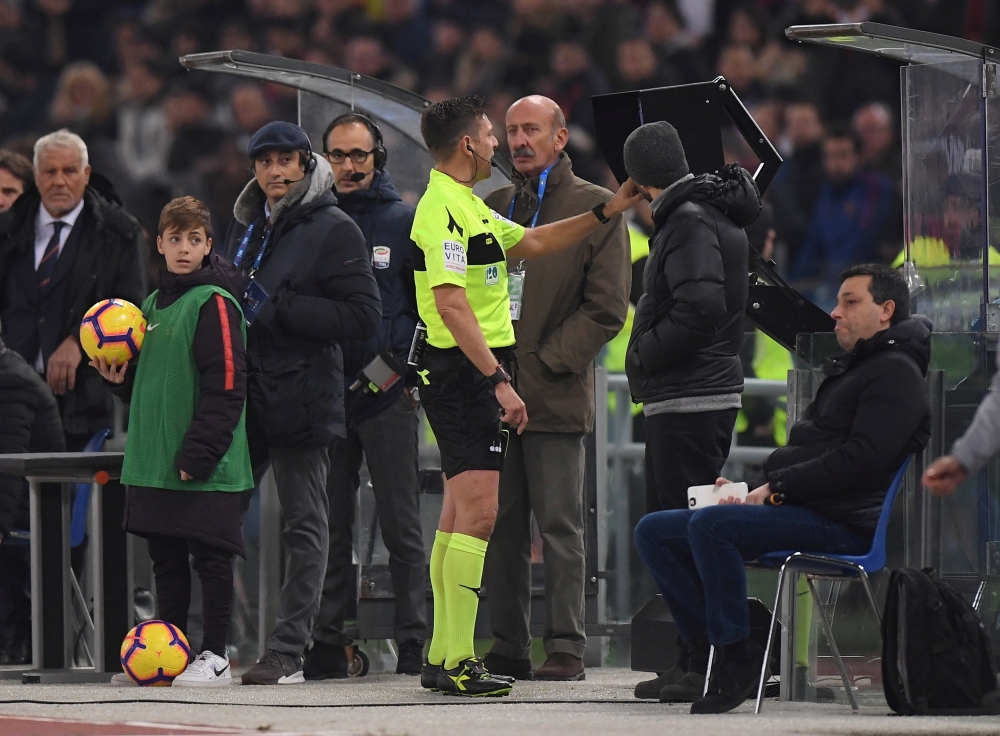 FILE PHOTO: Referee Gianluca Rocchi consults VAR before awarding Roma a penalty at Stadio Olimpico, Rome, Italy - Dec 2, 2018. REUTERS/Alberto Lingria