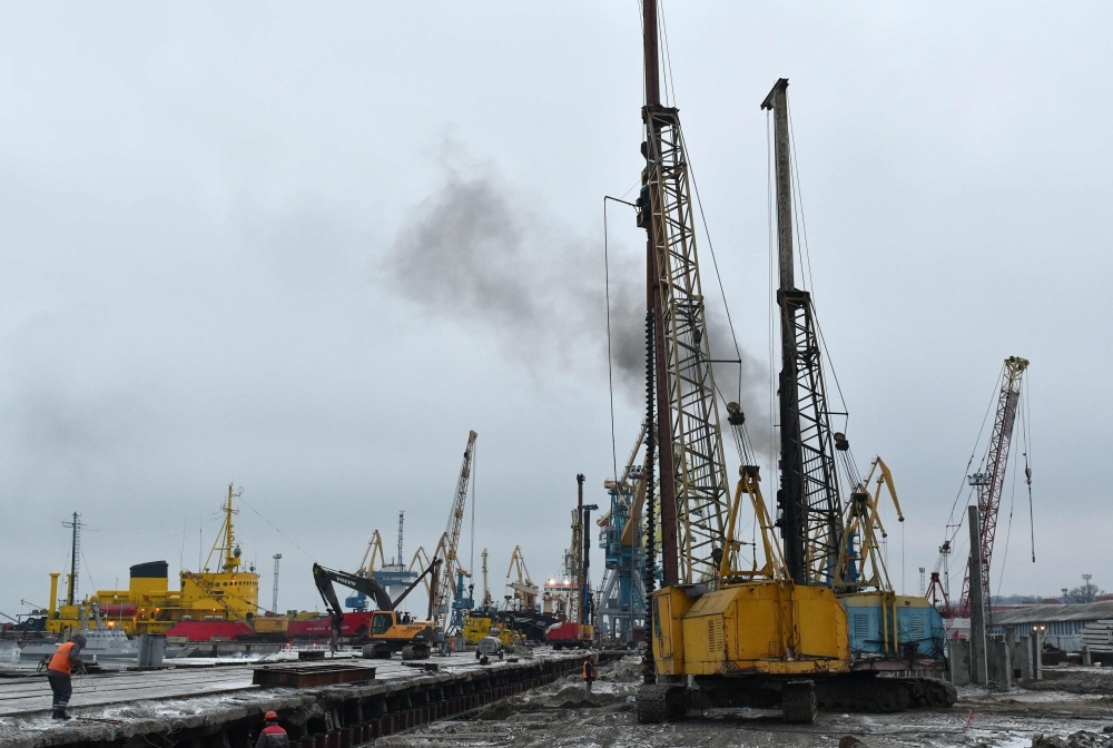 Workers build a new terminal at the Port of Mariupol on the Azov Sea, eastern Ukraine on December 2, 2018.  AFP / POOL / GENYA SAVILOV
