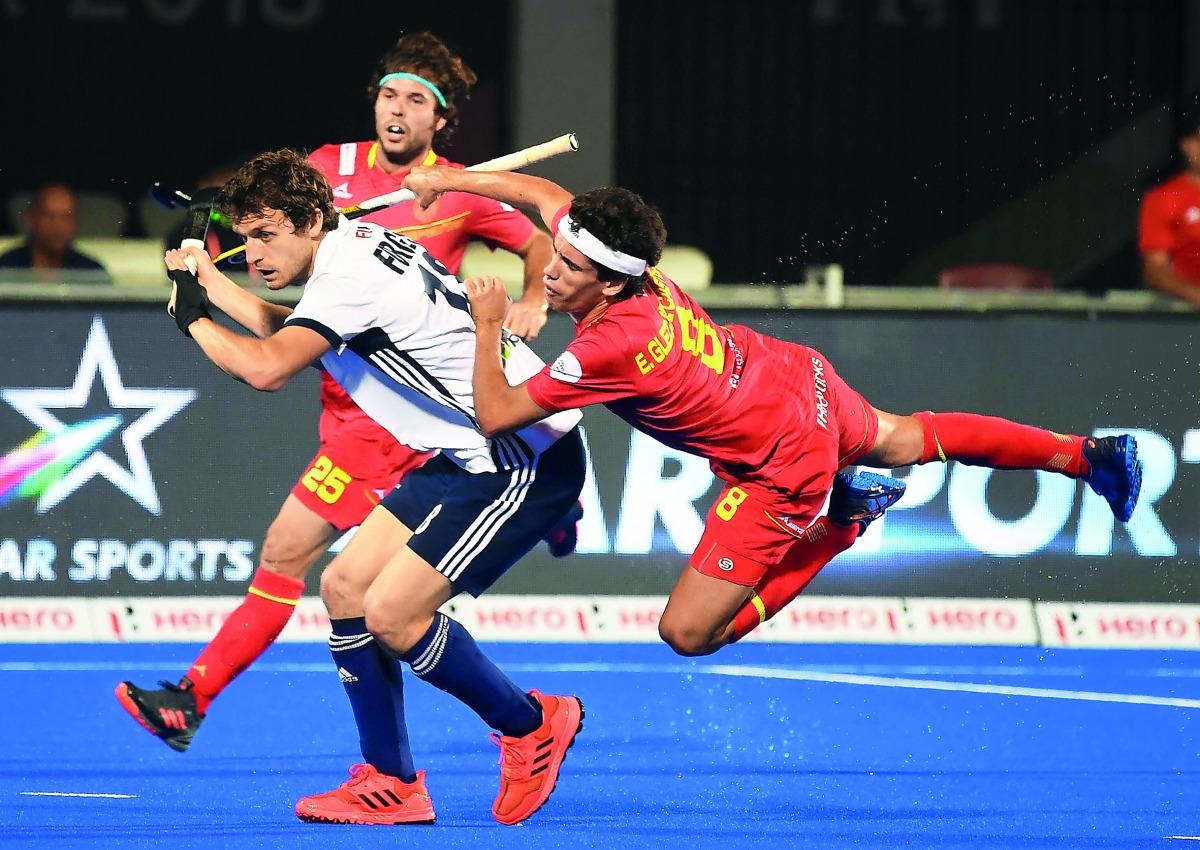 France's Jean Baptiste Forgues (L) fights for the ball with Spain's Enrique Gonzalez during the field hockey group stage match between France and Spain at the 2018 Hockey World in Bhubaneswar on December 3, 2018. AFP / Dibyangshu Sarkar
