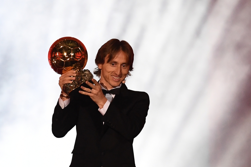 Real Madrid's Croatian midfielder Luka Modric brandishes the trophy after receiving the 2018 FIFA Men's Ballon d'Or award for best player of the year during the 2018 FIFA Ballon d'Or award ceremony at the Grand Palais in Paris on December 3, 2018.  AFP / 