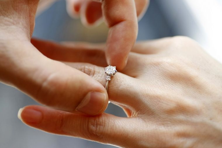 The findings showed that men who divorced and women who found a new partner reduced their physical exercises.