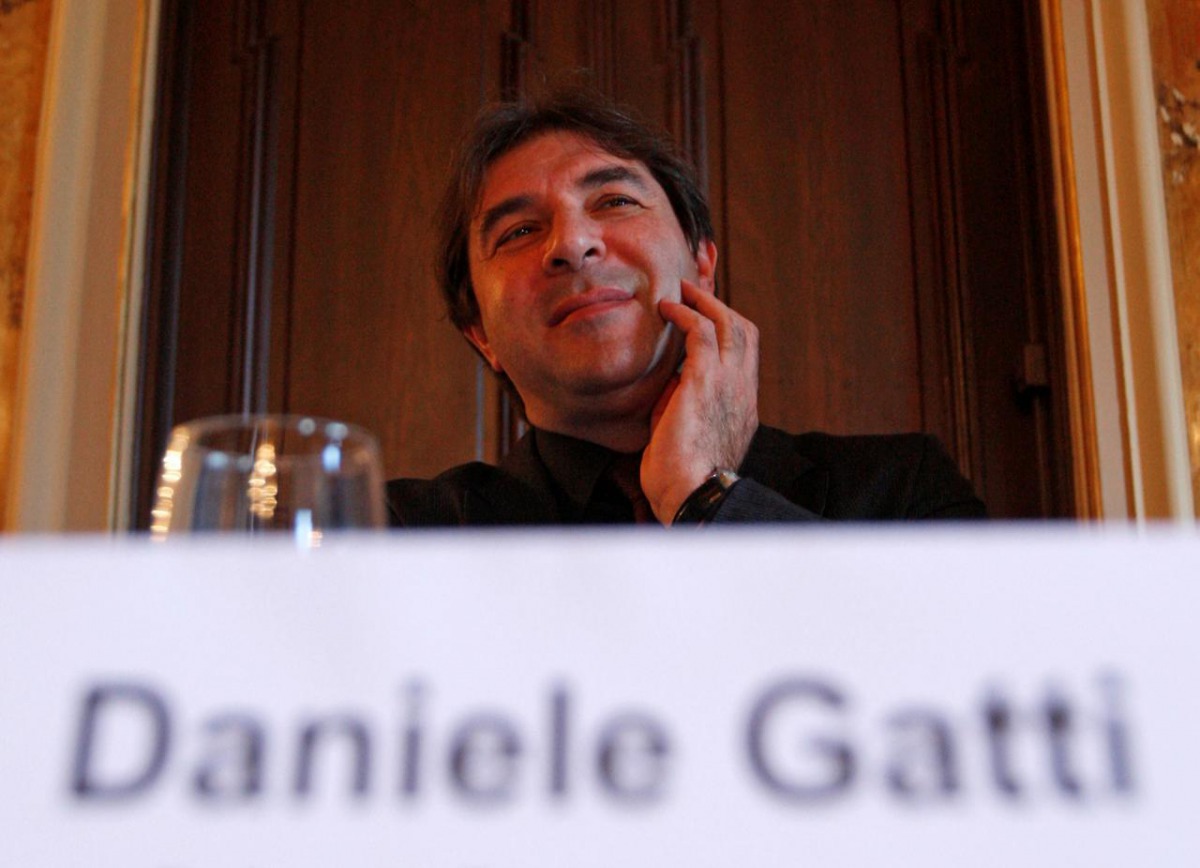 Conductor Daniele Gatti from Italy gestures as he attends a news conference in Zurich, Switzerland June 4, 2009. Reuters/Christian Hartmann