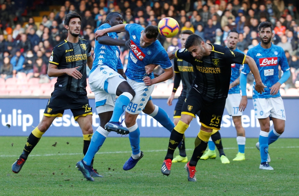 Napoli's Arkadiusz Milik in action with Frosinone's Marco Capuano REUTERS/Ciro De Luca