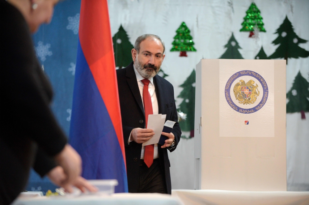 Armenia's Prime minister Nikol Pashinyan is about to cast his ballot during early parliamentary elections in Yerevan on December 9, 2018. / AFP / Karen MINASYAN