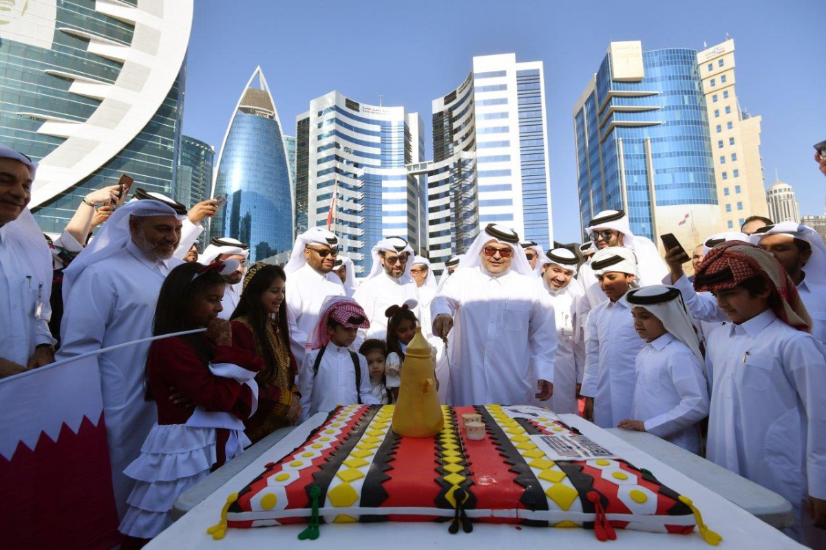 Dr Eng Saad bin Ahmed Al Muhannadi, President of the Public Works Authority (Ashghal), along with other officials cutting a cake to celebrate Qatar National Day.