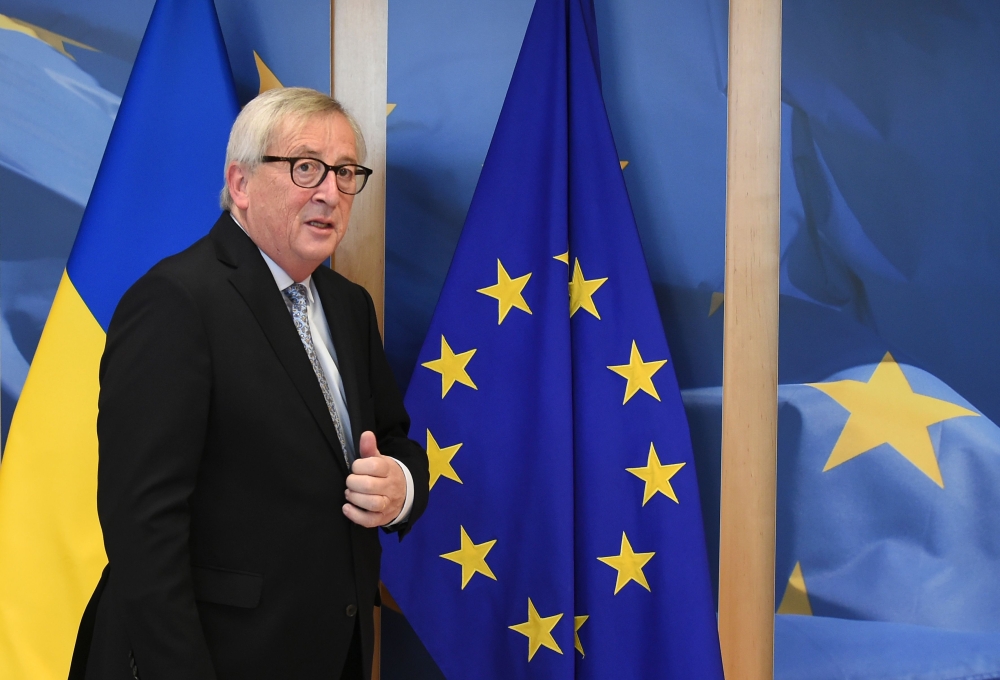 EU Commission President Jean Claude Juncker waits for Ukraine Prime Minister prior their meeting at the EU headquarters in Brussels on December 17, 2018. / AFP / JOHN THYS