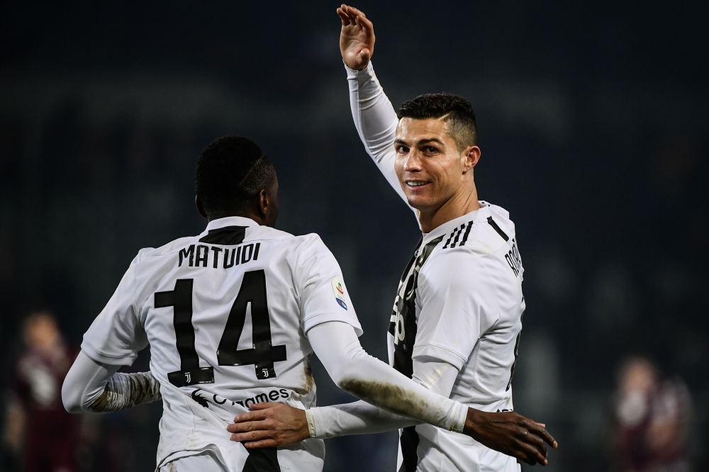 Juventus' French midfielder Blaise Matuidi (L) and Juventus' Portuguese forward Cristiano Ronaldo celebrate at the end of the Italian Serie A football match Torino vs Juventus on December 15, 2018 at the Olympic stadium in Turin. / AFP / Marco BERTORELLO