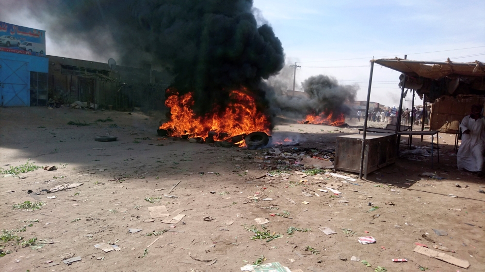 A bonfire is lit along the street during protests against price increases in Atbara, Sudan on December 20, 2018. (REUTERS/El tayeb Siddig)