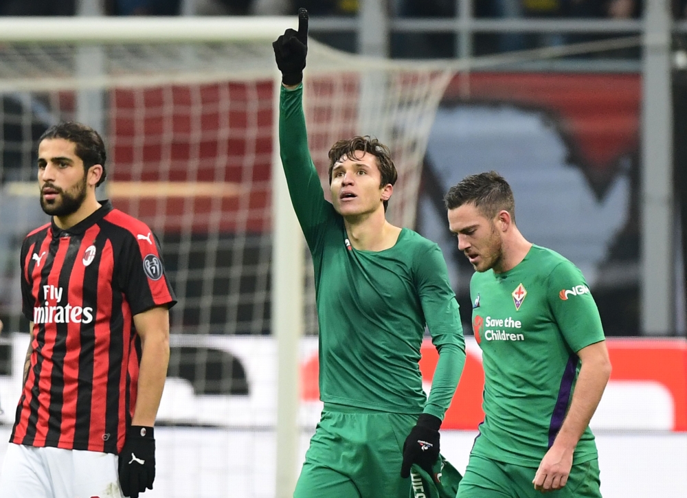 Fiorentina's Italian forward Federico Chiesa (C) celebrates after opening the scoring during the Italian Serie A Football match AC Milan vs Fiorentina on December 22, 2018 at the San Siro stadium in Milan. / AFP / Miguel MEDINA