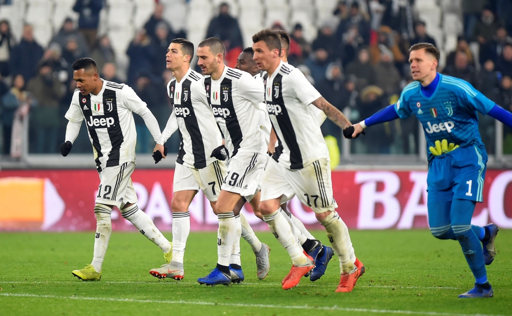 Juventus' Mario Mandzukic, Alex Sandro, Wojciech Szczesny and Leonardo Bonucci celebrate after the match REUTERS/Massimo Pinca