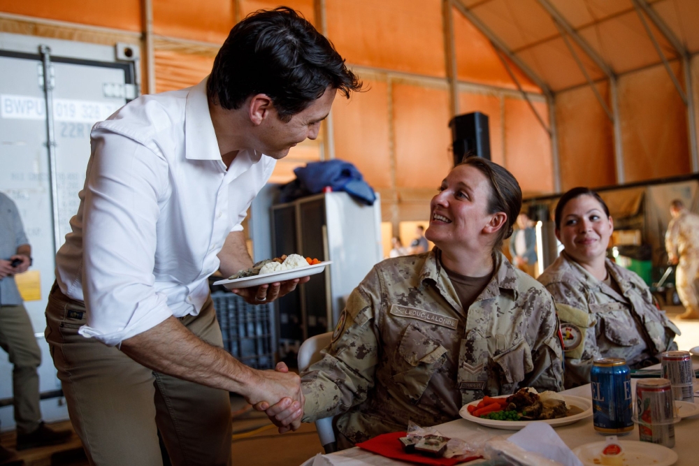 Canadian Prime Minister Justin Trudeau (L) visiting Canadian troops at Camp Castor in Gao, Mali, on December 22, 2018. AFP PHOTO / ADAM SCOTTI  
